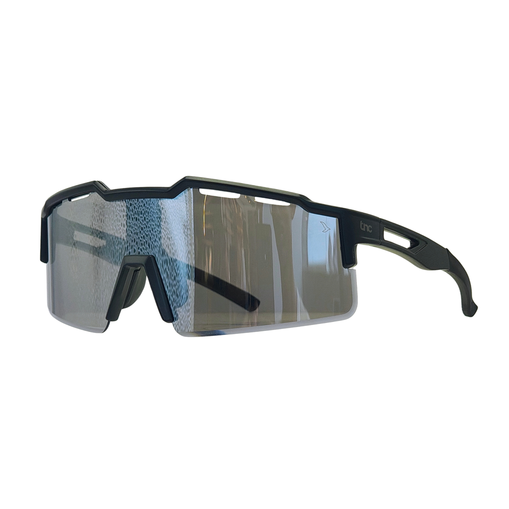 Óculos de sol esportivo Olimpo preto com lente cinza espelhada em perspectiva lateral