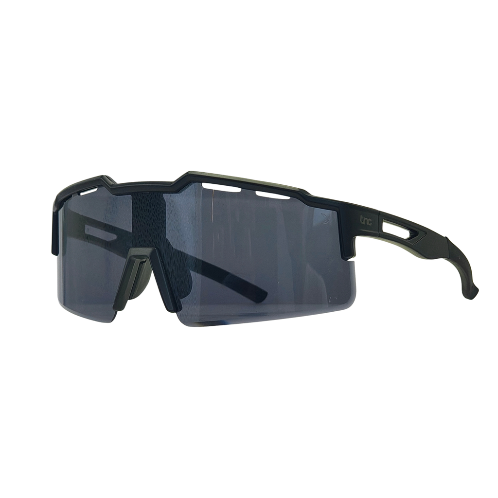 Óculos de sol esportivo Olimpo preto com lente fumê em perspectiva lateral