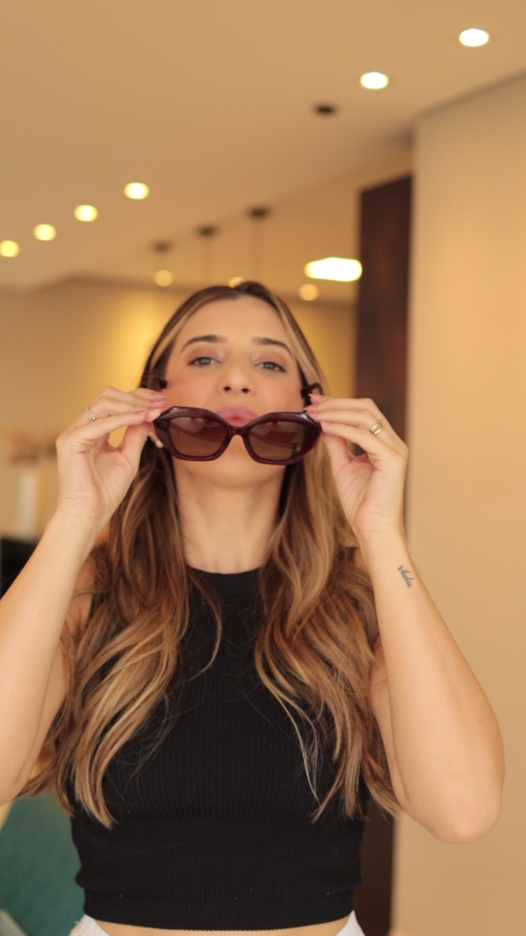 ÓCULOS BRENDA 2Q1A0761.MP4