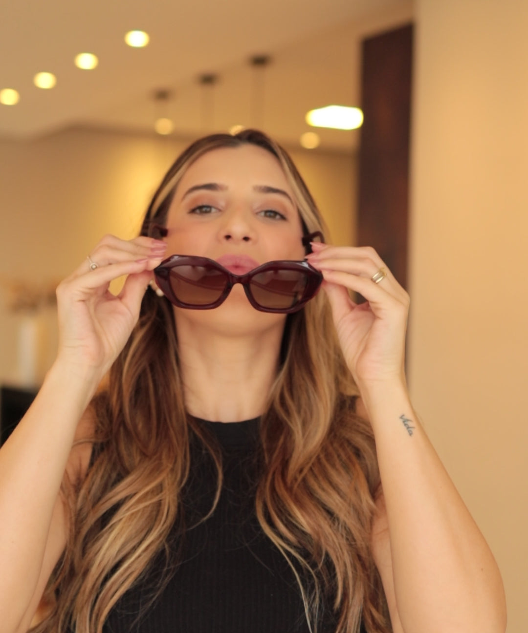 ÓCULOS BRENDA 2Q1A0761.MP4