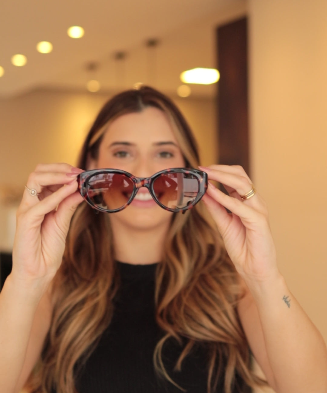 ÓCULOS BETHI 2Q1A0745.MP4