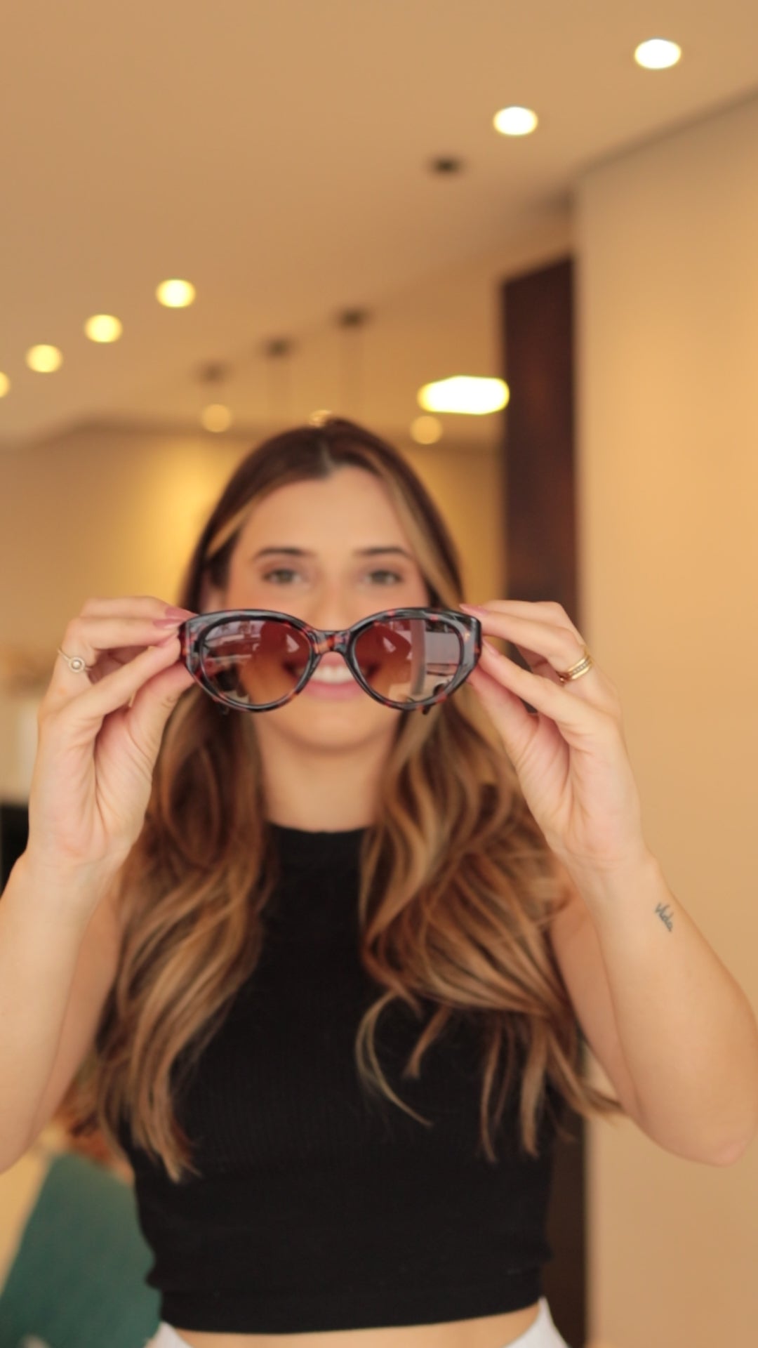 ÓCULOS BETHI 2Q1A0745.MP4