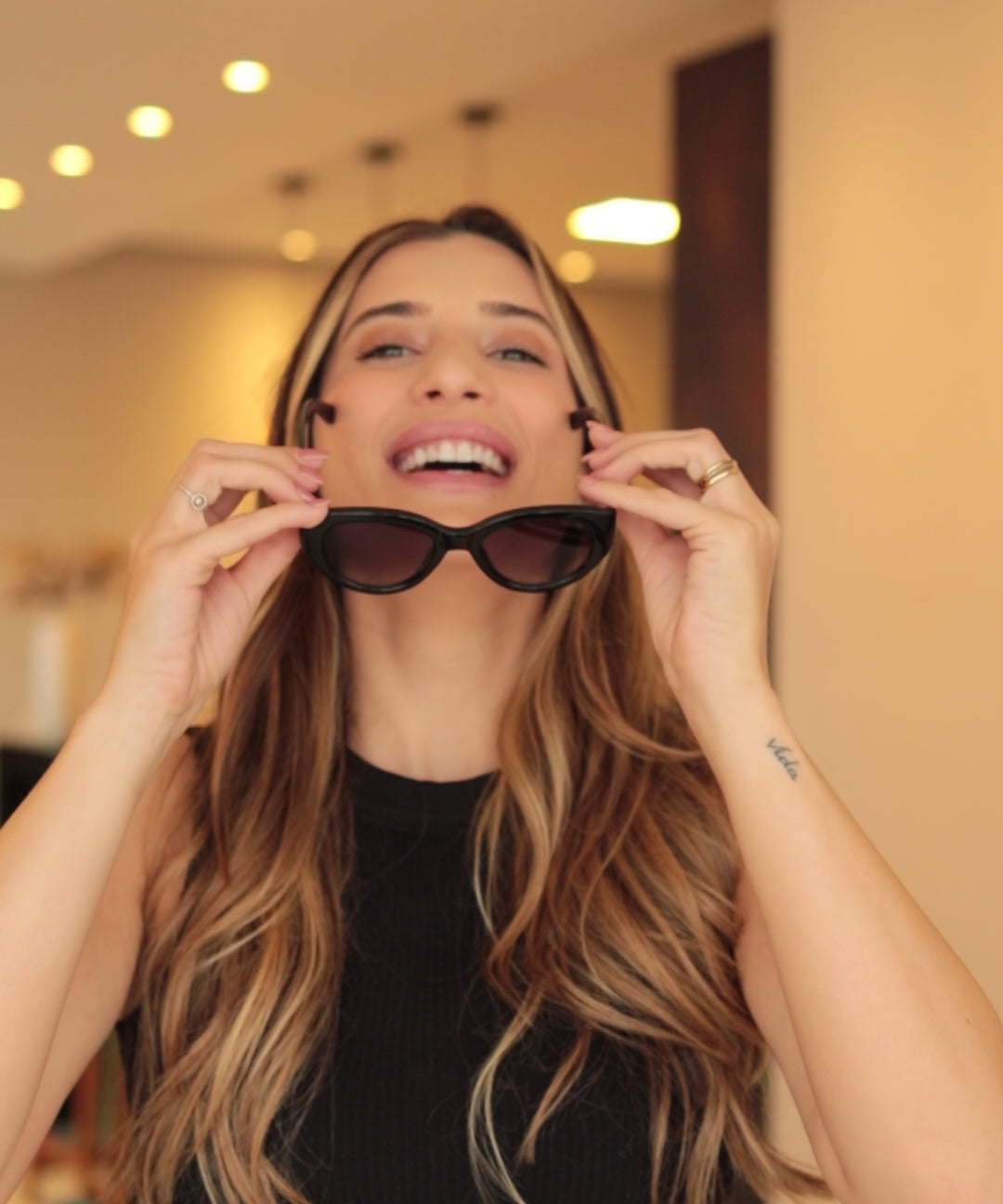 ÓCULOS BETHI 2Q1A0744.MP4