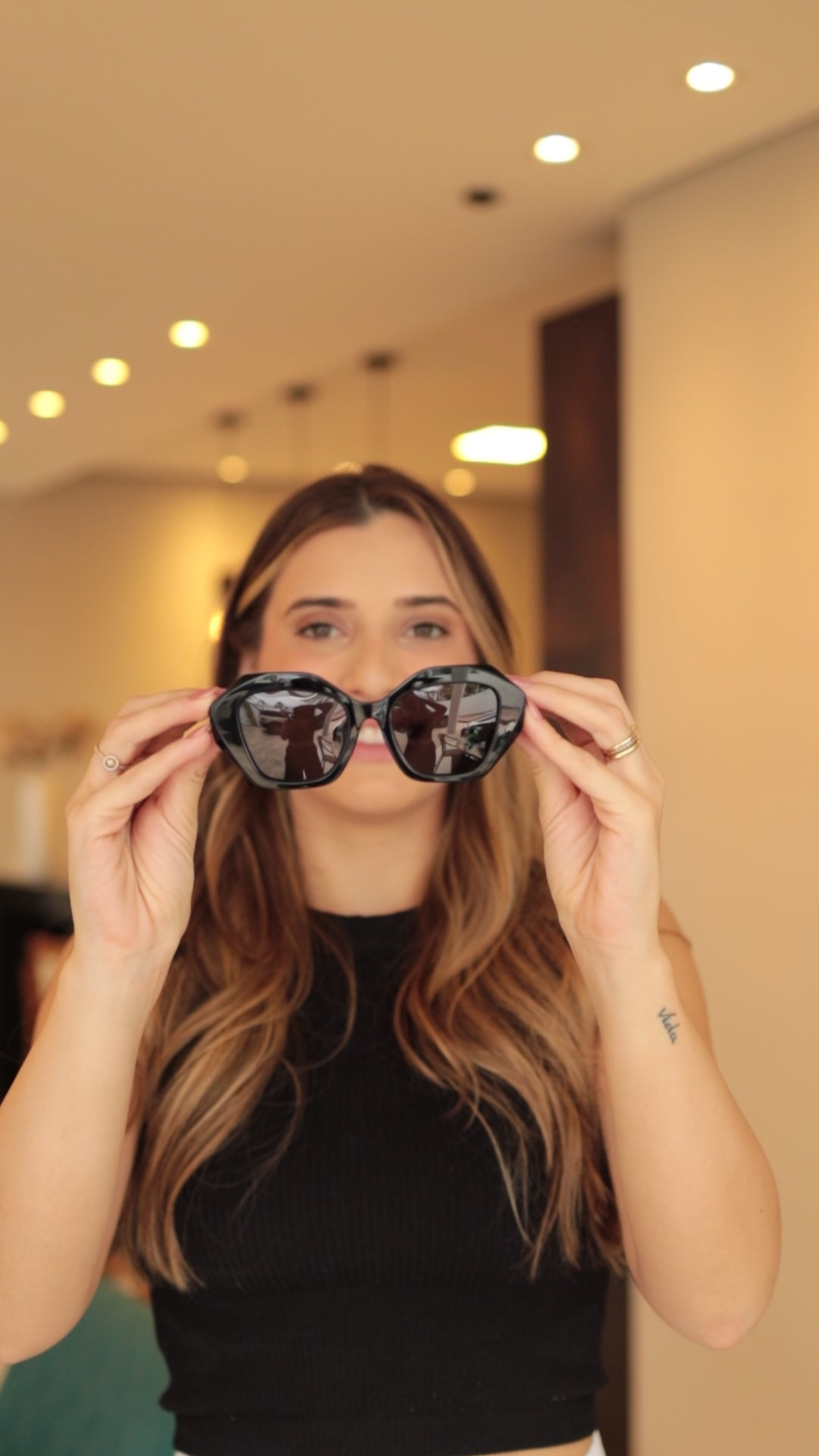 ÓCULOS BRENDA 2Q1A0759.MP4